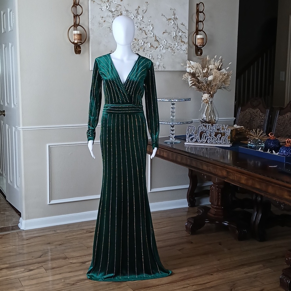 Windsor Elegant Emerald Green Beaded  V-Neck Long Sleeve Evening Gown. Size S - Picture 3 of 17